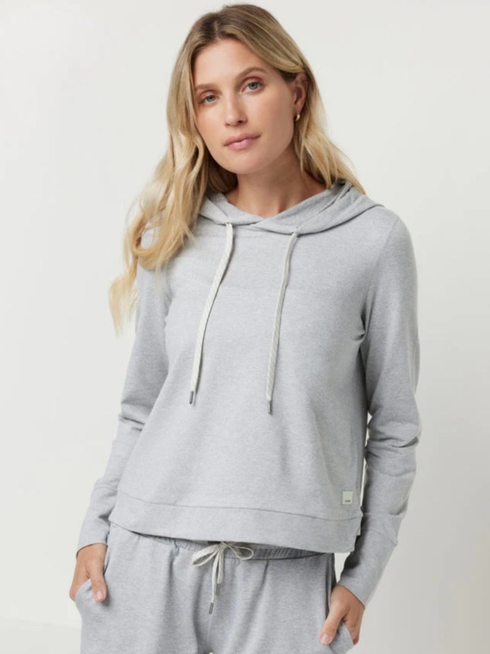 Vuori Women's Halo Essential Pullover Hoodie Size Medium Pale Grey Heather